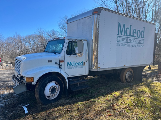 1998 International 4700 Deluxe 4x2 Van Truck (Inoperable)