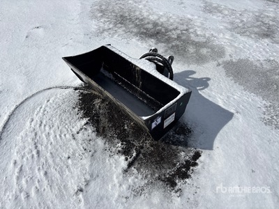 2026 GIYI GY-D3T 32 in Hydraulic Tilting Excavator Bucket - Fits Cat 3-5 ton (Unused)