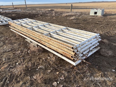 Quantity of (8) 16 ft x 4 ft Heavy Duty Portail pour bétail