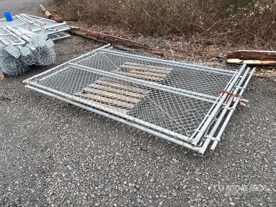 Quantity of (2) Chain Link Gate (10ft) Pièces diverses