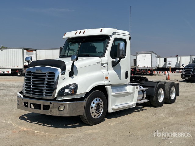 2016 Freightliner Cascadia 125 6x4 T/A Day Cab Truck Tractor