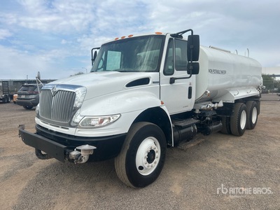 2009 International 4400 4000 gal 6x4 شاحنة مياه