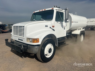 2001 International 4700 2000 gal 4x2 شاحنة مياه