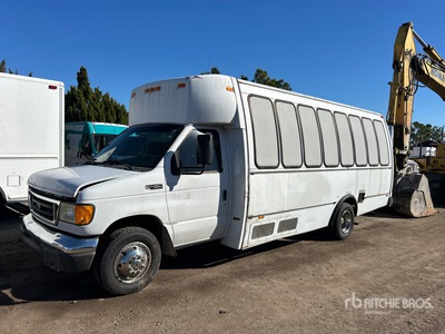 2003 Ford E-450 4x2 19-Seat Bus