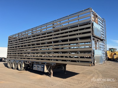 2002 Byrne 12.6 m T/A Livestock Trailer