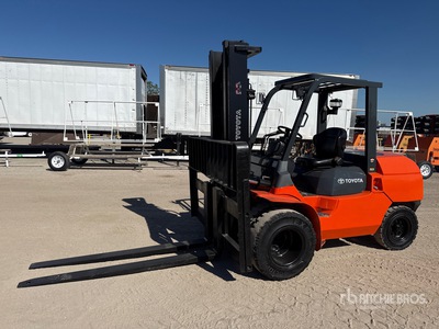 2011 Toyota 7FDAU50 11000 lb Pneumatic Tire Chariot Élévateur