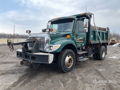 2004 International 7400 4x2 Salt spreader attachment S/A Camión dumper