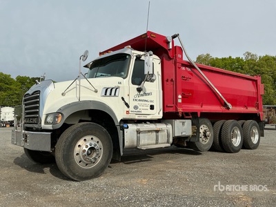 2014 Mack GU713 Granite 8x4 Camion à benne basculante Tridem