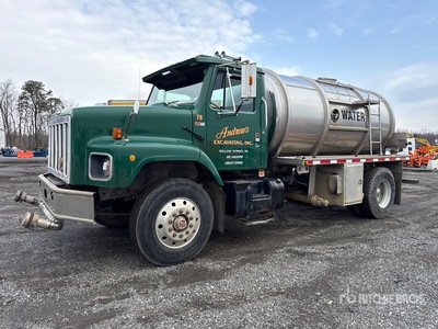 1989 International 2674 4x2 Camion cisterna de agua
