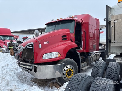 2018 Mack CXU613 6x4 Ciągnik siodłowy T/A z kabiną sypialną (Inoperable)