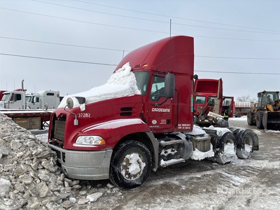 2013 Mack CXU613 6x4 Ciągnik siodłowy T/A z kabiną dzienną (Inoperable)