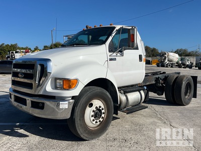 2015 Ford F-750 XLT 4x2 الكابينة والهيكل