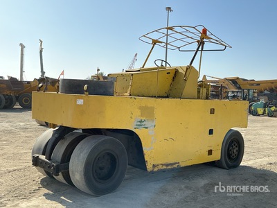 Sakai TS150 8 Wheel Pneumatic Roller