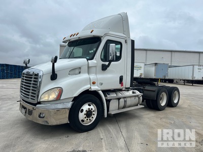 2013 Freightliner CASCADIA 113 6x4 Cabeza Tractora Cabina Corta