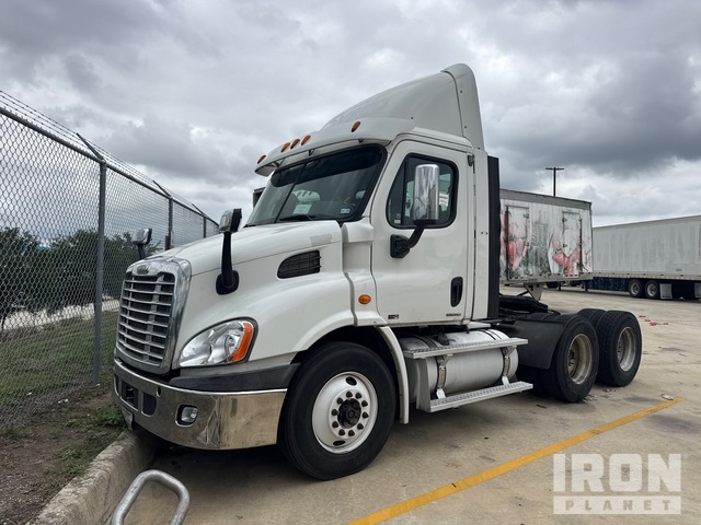 2010 Freightliner Cascadia 113 2010 Freightliner Cascadia 113 6X4 T/A Day Cab Truck Tractor