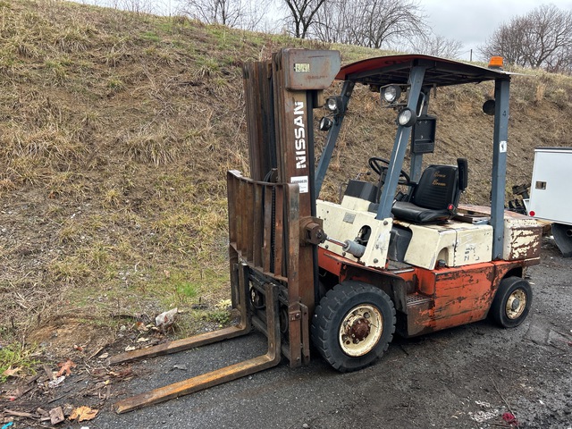 1999 Nissan UniCarriers FGJ02A25 (JP50) Pneumatic Tire Forklift (Inoperable) 1999 Nissan UniCarriers FGJ02A25 (JP50) Pneumatic Tire Forklift (Inoperable)