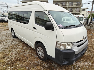 2015 年 Toyota Hiace COMM Passenger Van