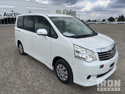 2013 Toyota NOAH Minivan