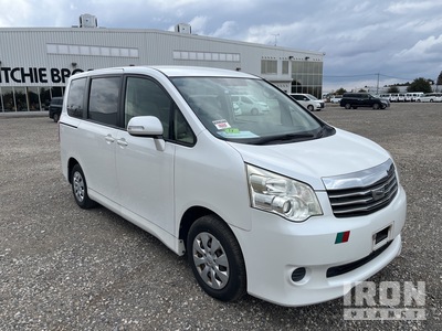 2013 Toyota NOAH Minivan