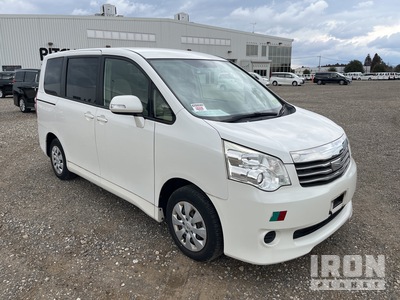 2013 Toyota NOAH Minivan