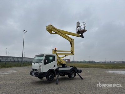 2015 Palfinger P200A 17 m on Nissan Camion de cubo