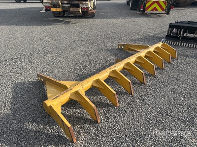 John Deere 120 in Dozer Rake
