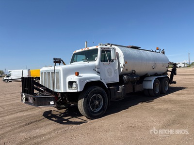 1985 Bearcat 3600 gal on 1985 International F2654 6x4 Camión distribuidor de asfalto