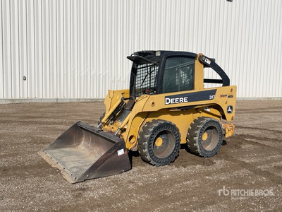 2008 John Deere 317 Chargeuse à direction à glissement