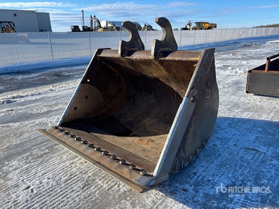 Cat 82 in Q/C Cleanup Excavator Bucket - Fits Komatsu PC490