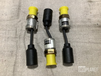 (3) CCS 607GB526 Pressure Switches