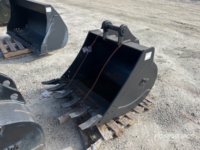 36 in Digging Excavator Bucket