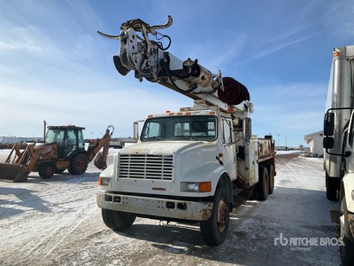 Altec D3060TR on 2001 International 4900 T/A Camion pelle
