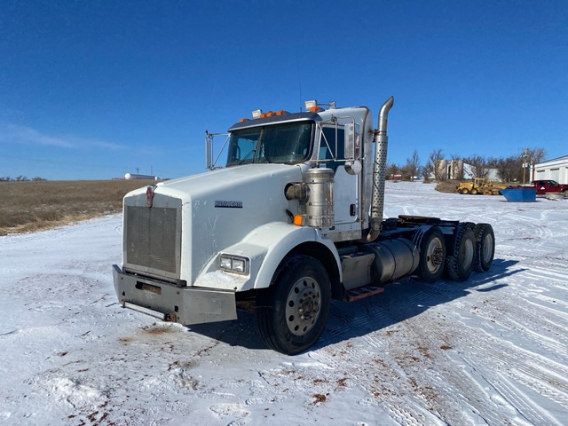 2010 Kenworth T800 8x4 Tri/A Day Cab Truck Tractor