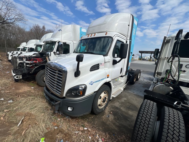 2018 Freightliner Cascadia 113 CNG 6x4 T/A Day Cab Truck Tractor 2018 Freightliner Cascadia 113 CNG 6x4 T/A Day Cab Truck Tractor