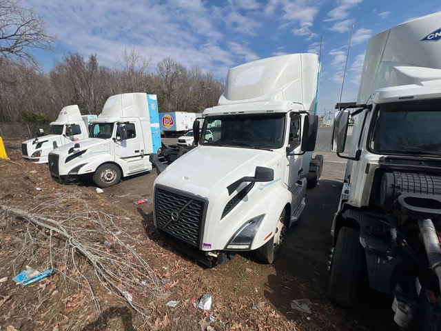 2019 Volvo VNL64T300 CNG 6x4 T/A Day Cab Truck Tractor