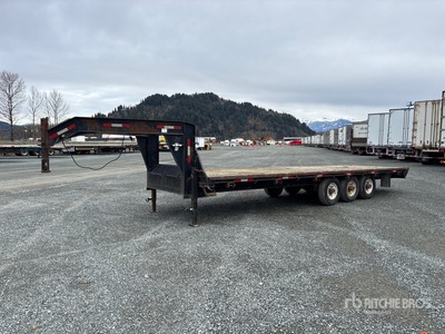 2004 Double A 26 ft Tri/A Gooseneck Flatbed Trailer