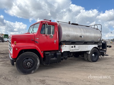 Etnyre on 1986 International 2275 4x2 Ciężarówka do dystrybucji asfaltu