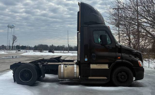 2017 Freightliner Cascadia 113 S/A Day Cab Truck Tractor (Inoperable)