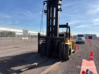 1985 Cat V-300B 30000 lb Chariot Élévateur (Inoperable)