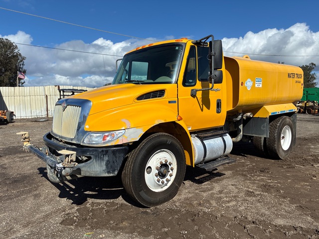 2013 International 4300 Durastar 2000 gal 4x2 Water Truck