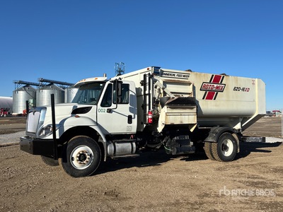 2016 International 7400 4x2 Feed Truck