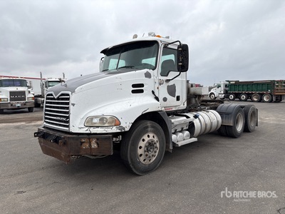 2013 Mack CXU613 6x4 Ciągnik siodłowy T/A z kabiną dzienną
