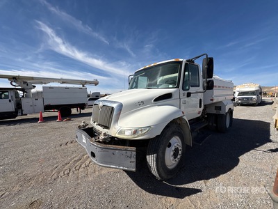 2004 International 4200 2000 gal 4x2 Camion cisterna de agua