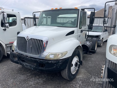 2004 International 4000 4x2 Cabeza Tractora Cabina Corta (Inoperable)