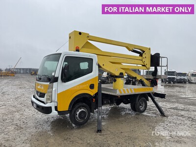 2011 Socage DA320 20 m on 2011 Nissan Cabstar Camion à godets