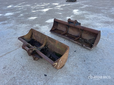 Quantity of (2) Cleanup Qte De Godets De Curage Excavator Bucket
