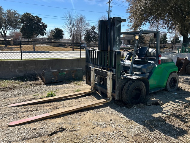 2015 Toyota 8FG70U 13300 lb Pneumatic Tire Forklift