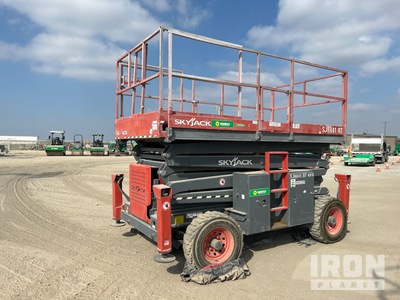 2016 Skyjack SJ8841RT Gasoline 4x4 Scissor Lift