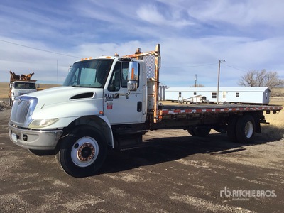 2002 International 4300 4x2 Camion à Plateau