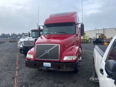2002 Volvo VNM630 8x4 Cabeza Tractora Cabina Dormitorio (Inoperable)